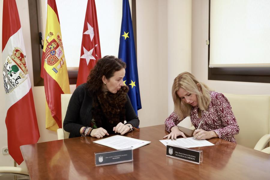 f1.jpg La alcaldesa de Alcobendas firmando la carta dirigida a la ministra de Transportes