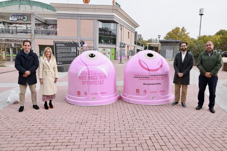 RECOGIDA DE VIDRIO-1.jpeg La alcaldesa, Rocío García Alcántara y el concejal de M. Ambiente, Jesús Montero, en la presentación de la campaña "Recicla vidrio por ellas"