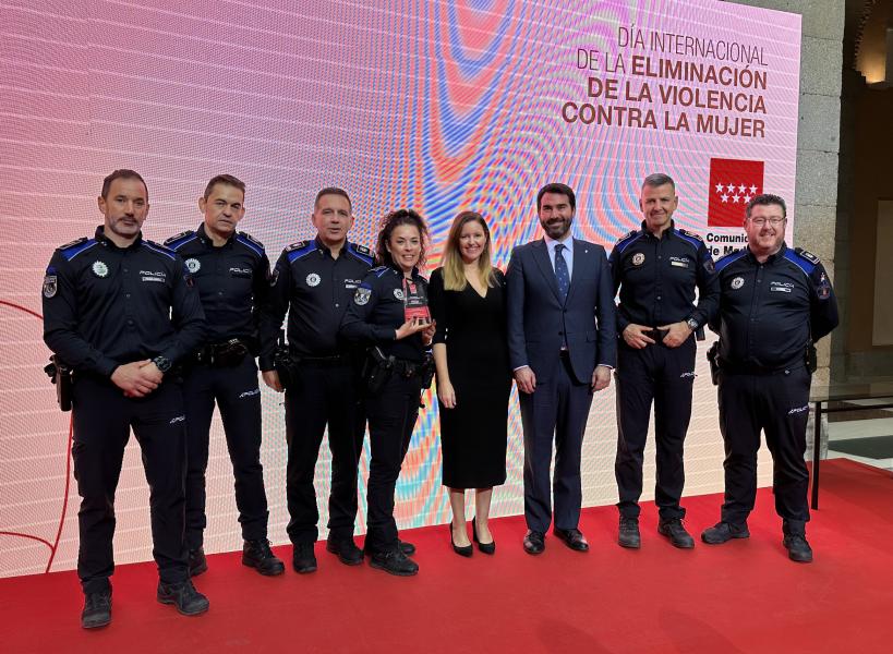 grupo.luna_.jpg La consejera Ana Dávila junto al concejal, el comisario y varios agentes del Grupo Luna