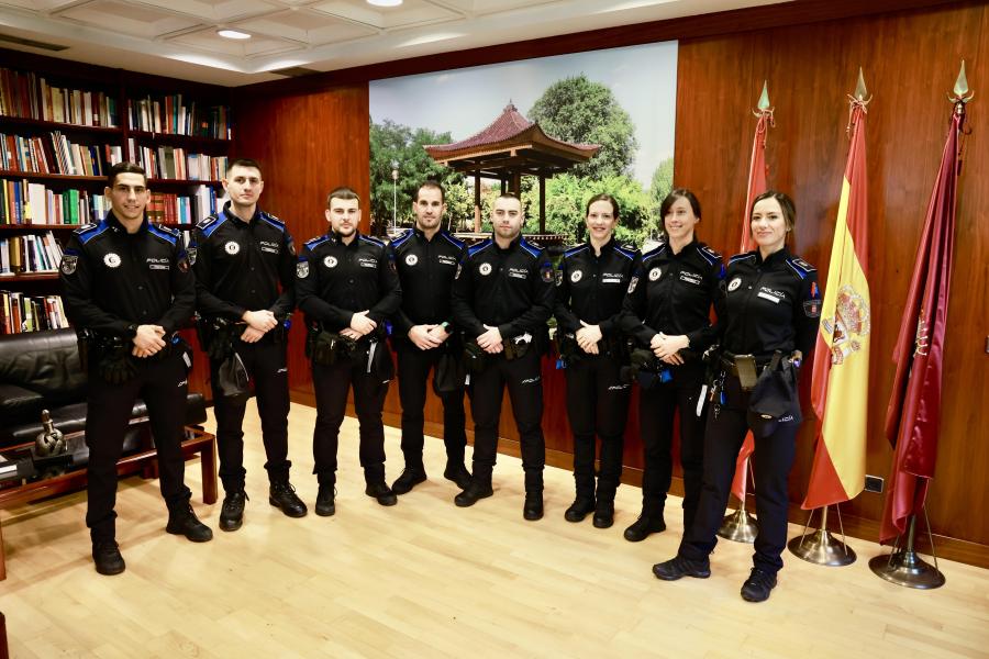 nuevos.policias.jpg Una fotografía del grupo de los ocho nuevos agentes, tras el periodo de prácticas