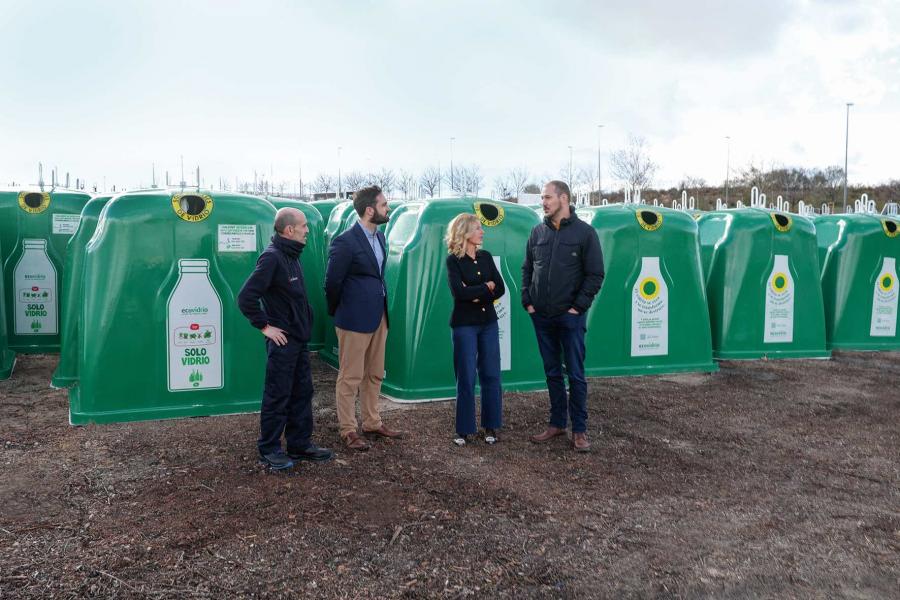 7.1.jpg La alcaldesa y el concejal de Gestión Medioambiental acudieron a la recepción de estos 60 contenedores