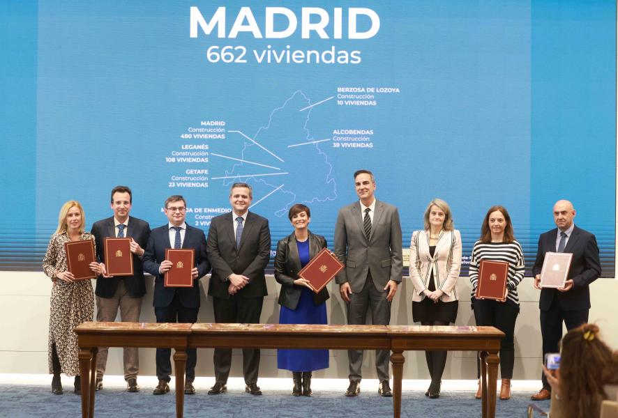 image7.jpg La foto tras la firma de los convenios madrileños