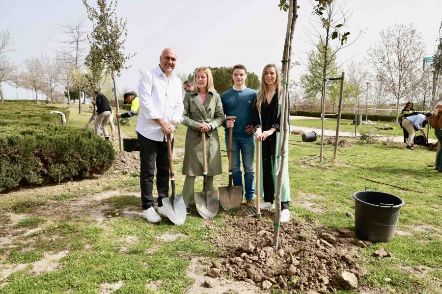 planta.1.jpg La alcaldesa y el piloto, junto a uno de los ejemplares plantados.