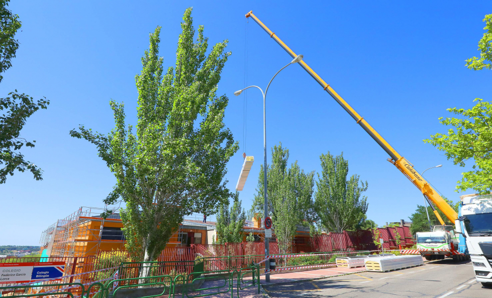 00GRUA.jpg Una grúa de gran tamaño ha facilitado la descarga de los paneles que irán en la cubierta