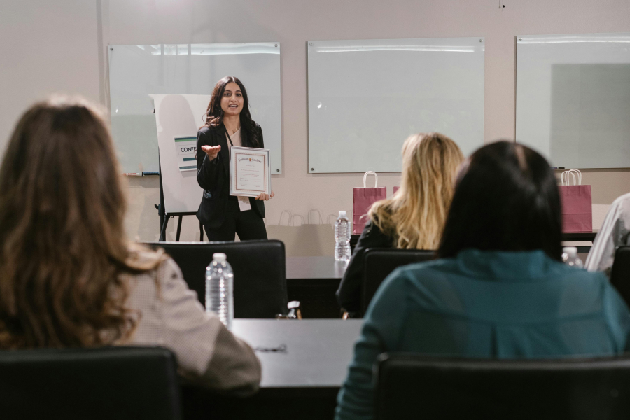 pexels-rdne-7648306.jpg Club de Empleo