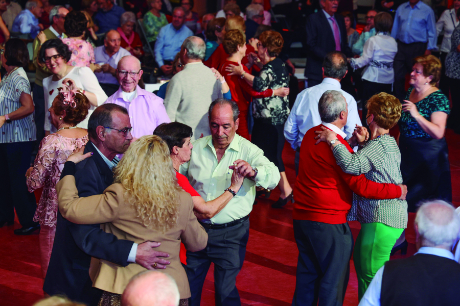 Baile de mayores.jpg Baile de mayores