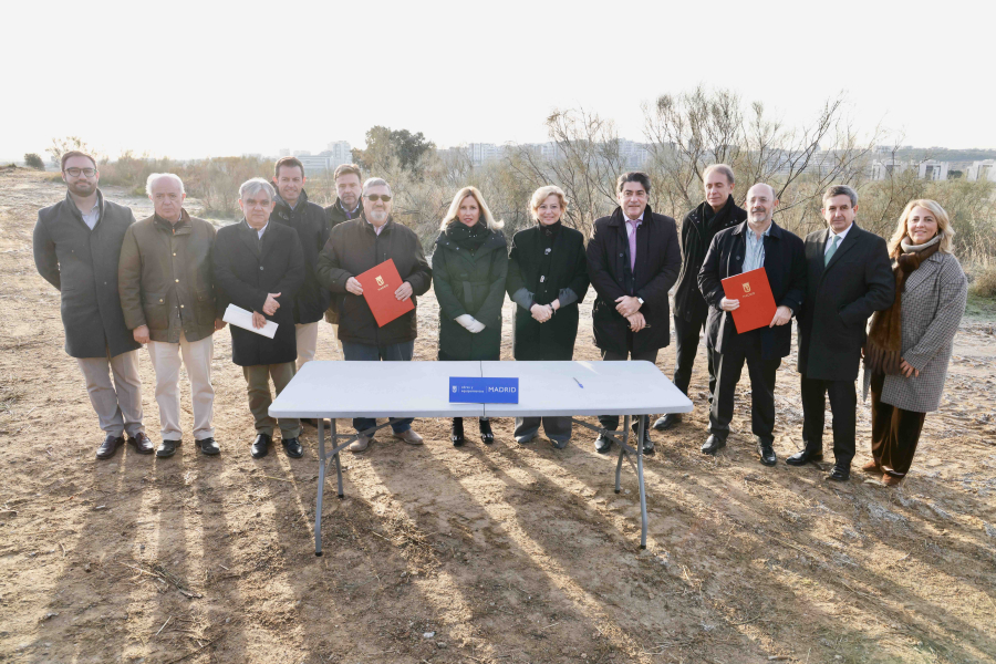 solana.1.jpg Tras la firma del acta, comenzarán las obras de urbanización, que priorizan este nuevo vial