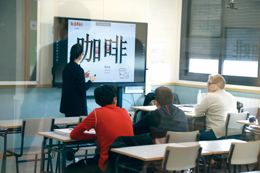 eoi.1.jpg La escuela imparte el A1 de chino
