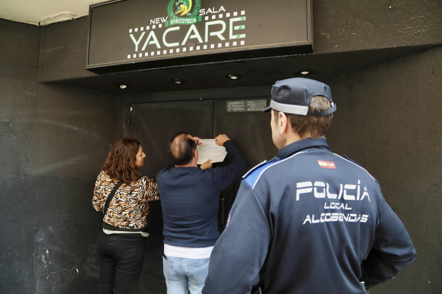 1.jpg Los servicios de inspección clausurando un local tras esta campaña.