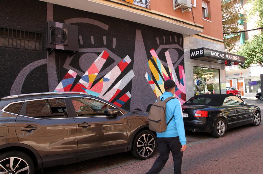 Pieza artística en un escaparate dentro de la iniciativa "Crea"