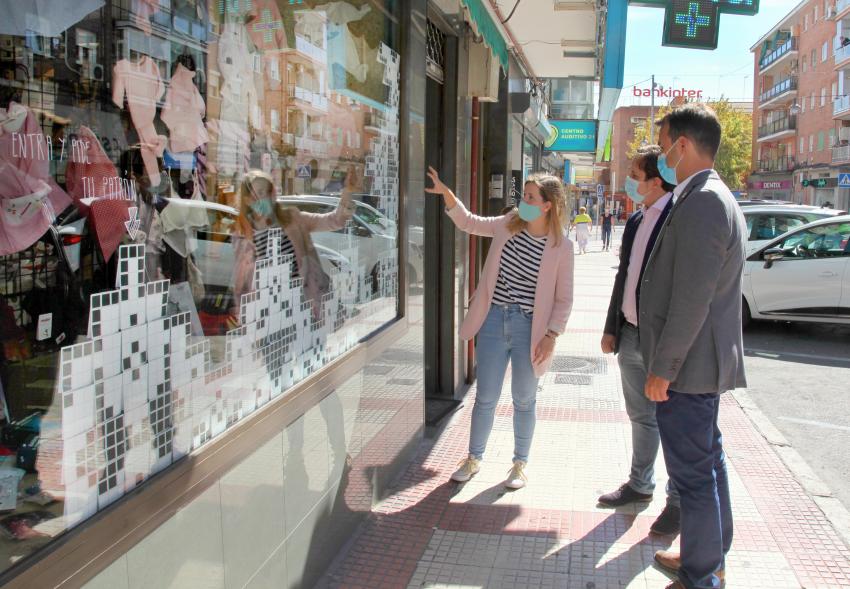 Pieza artística en un escaparate dentro de la iniciativa "Crea"