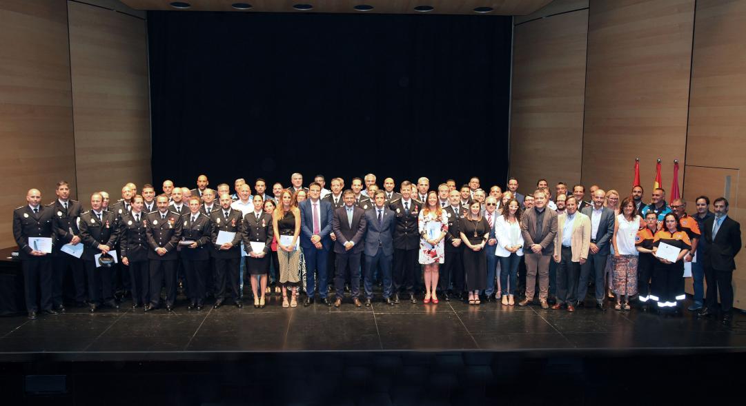  Autoridades y participantes. . Entrega de reconocimientos día de San Juan, patrón de la Policía Local - 2019