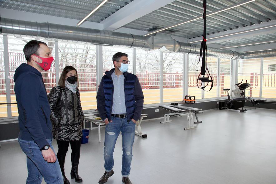 Visita a la realización de obras de ampliación y acondicionamiento en el Pabellón de los Sueños - Imagen del alcalde Rafael Sánchez Acera y la concejal de Deportes María Espín charlando con el presidente del club Balonmano Alcobendas Ángel Castaño.