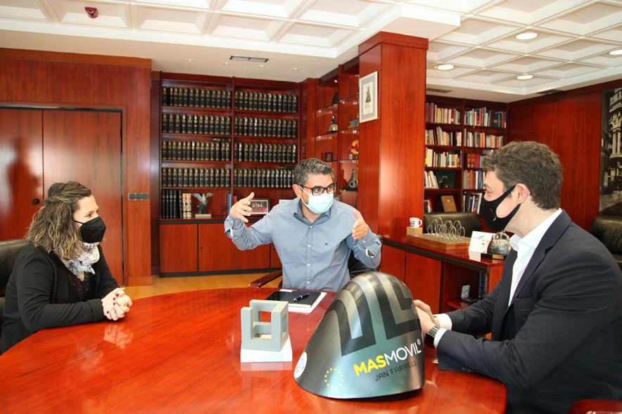 Alcalde Rafael Sánchez, concejala María Espín con Jan Farrell.