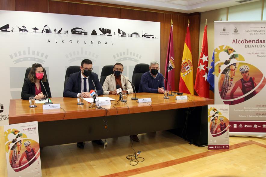 Presentación Campeonatos de España de Duatlón -  Imagen lateral de los presentadores del duatlón, las autoridades municipales y las federativas.