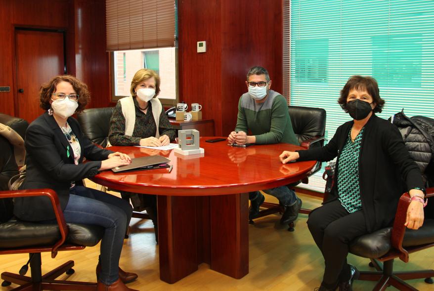 Asistentes charlan durante el encuentro