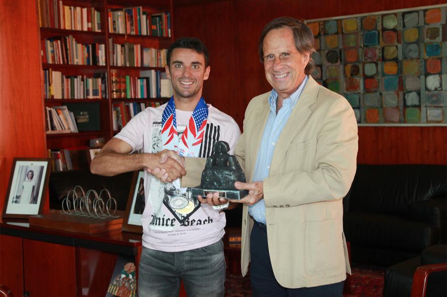Recepción al policía local Alejandro Jiménez - Alejandro Jiménez con el alcalde.