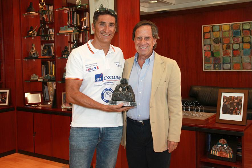 Recepción al nadador de fondo Javier Sanz - Imagen del alcalde García de Vinuesa junto al nadador Javier Sanz.