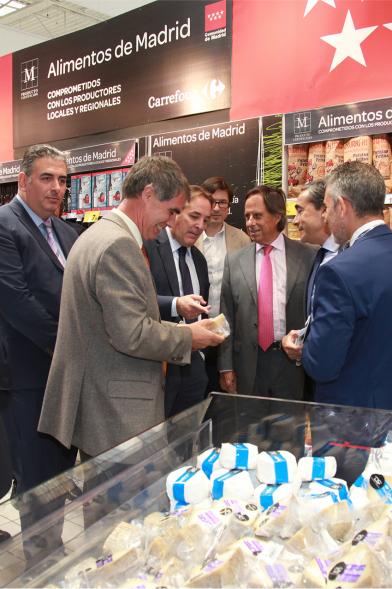 Inauguración Campaña de Alimentos de Madrid en Hipermercado Carrefour - charla distendida de  las autoridades y los jefes del hiper.