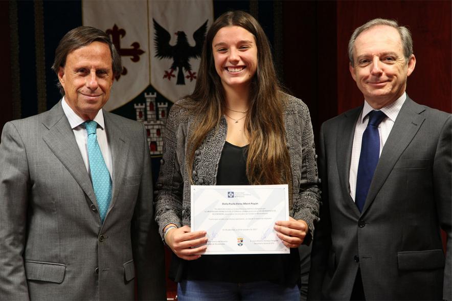 Recepción a Paola Elena Albert, alumna becada por la Universidad Francisco de Vitoria - Imagen la alumna premiada,Paola Elena Albert posando con el alcalde García de Vinuesa y otra autoridad.