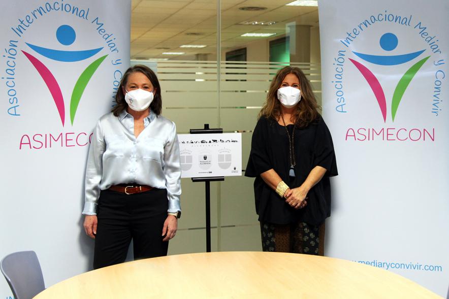 II Jornadas de Mediación Ciudad de Alcobendas -  Imagen de dos participantes con mascarilla junto al cartel de la jornada.