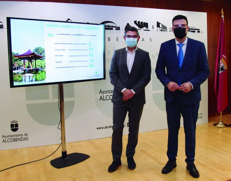Rueda de prensa presentación resultados Encuesta de Calidad de Vida - Imagen del alcalde Rafael Sánchez Acera y del vicealcalde Miguel Ángel Arranz posando juntos.
