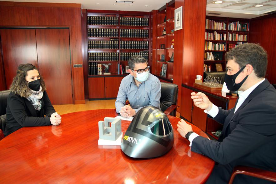 Alcalde Rafael Sánchez, concejala María Espín con Jan Farrell.