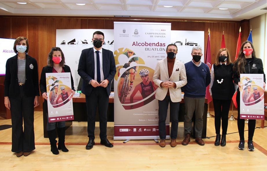 Presentación Campeonatos de España de Duatlón - Posado de las autoridades municipales, el Presidente de la Federación de triatlón y el presidente de Ecosport, con el cartel del evento.