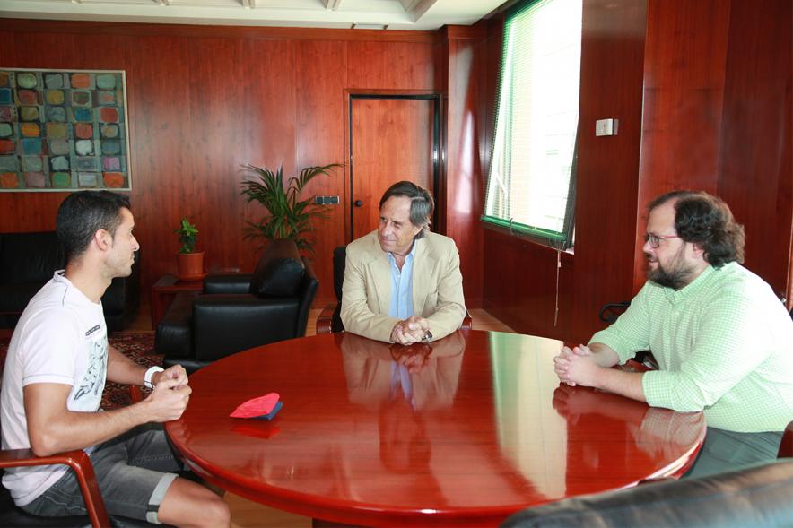 Recepción al policía local Alejandro Jiménez - Alejandro Jiménez con las autoridades.