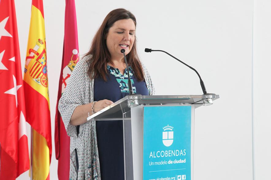 Entrega de reconocimientos VII edición Alcobendas Concilia y la VI edición Alcobendas Empresas por la Igualdad - Primer plano de una de las organizadores en el atril. 