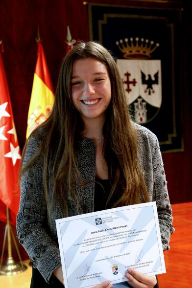 Recepción a Paola Elena Albert, alumna becada por la Universidad Francisco de Vitoria - Imagen la alumna premiada, Paola Elena Albert posando con su diploma.