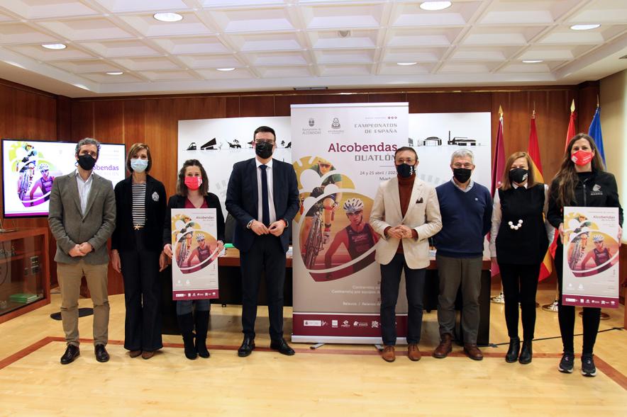 Presentación Campeonatos de España de Duatlón - Posado de las autoridades municipales, el Presidente de la Federación de triatlón y el presidente de Ecosport, con el cartel del evento.