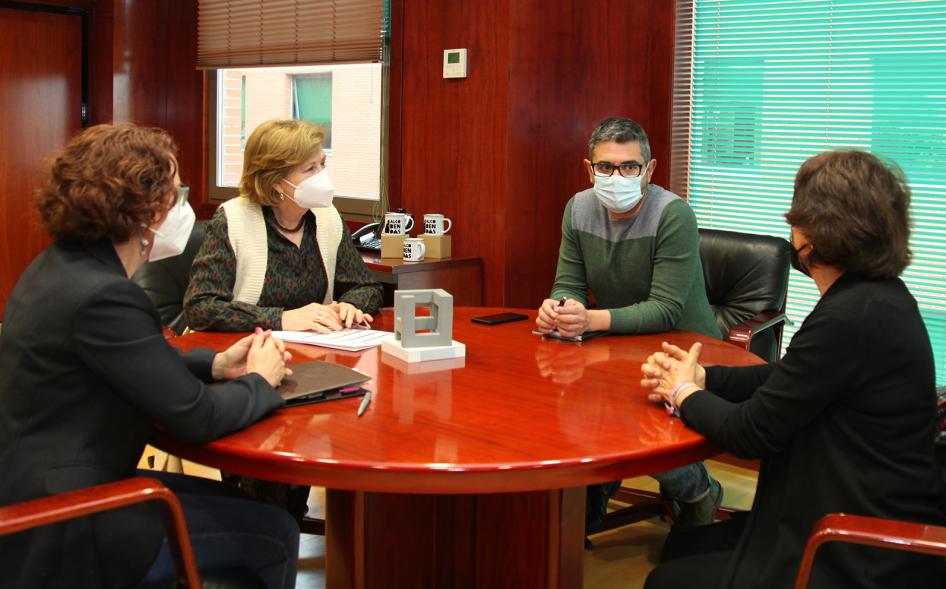 asistentes charlan durante el encuentro