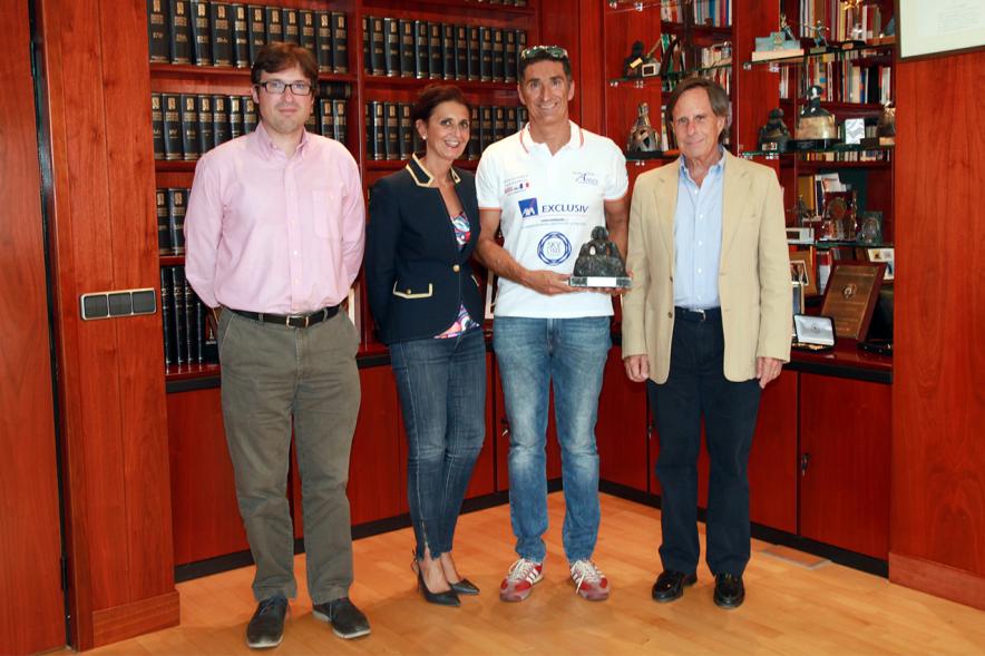 Recepción al nadador de fondo Javier Sanz - Imagen del alcalde García de Vinuesa junto al nadador Javier Sanz y otras personas.