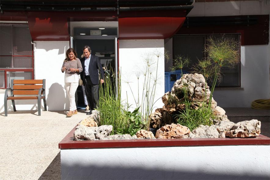  Alcalde Ignacio de Vinuesa, concejala Mónica Sánchez Galán, saliendo de la residencia. 