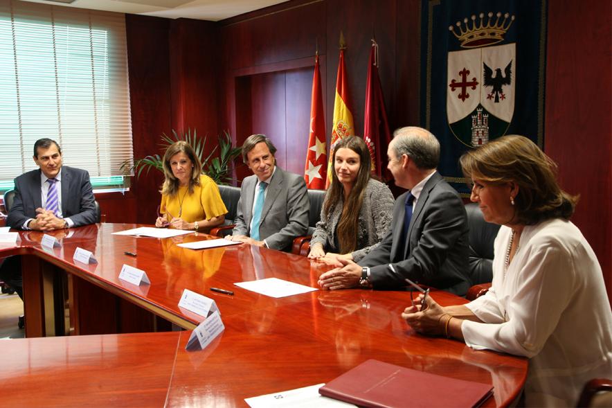 Recepción a Paola Elena Albert, alumna becada por la Universidad Francisco de Vitoria - Imagen la alumna premiada,Paola Elena Albert recibida por el alcalde García de Vinuesa y otras autoridades.