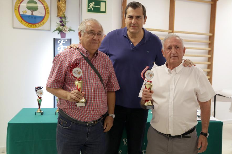 Concejal Fernando Martínez Rodríguez y premiados. 