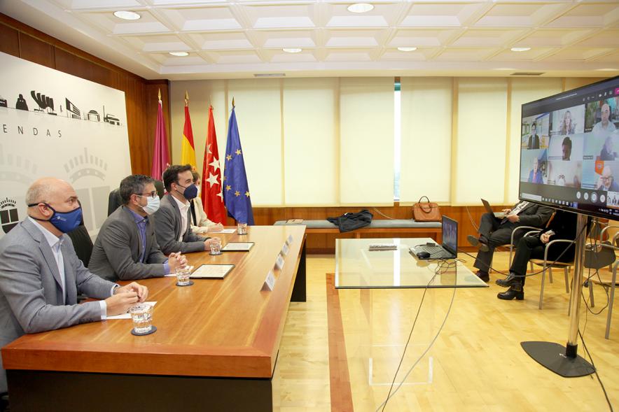 Encuentro con Embajadores Empresariales de Alcobendas - Plano de la mesa de autoridades junto a la pantalla de la reunión online.