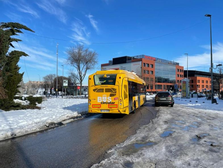 Autobús en las calles heladas