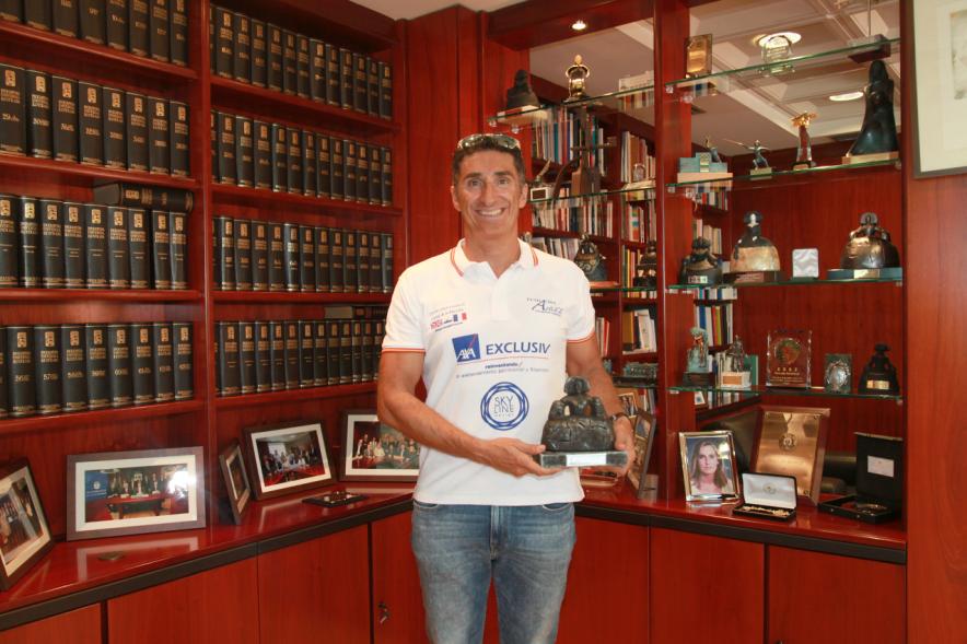 Recepción al nadador de fondo Javier Sanz - Imagen de Javier Sanz con la Menina que ha recibido como regalo.