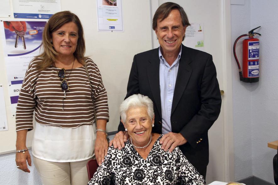 Alcalde Ignacio de Vinuesa, concejala Mónica Sánchez Galán y residente. 