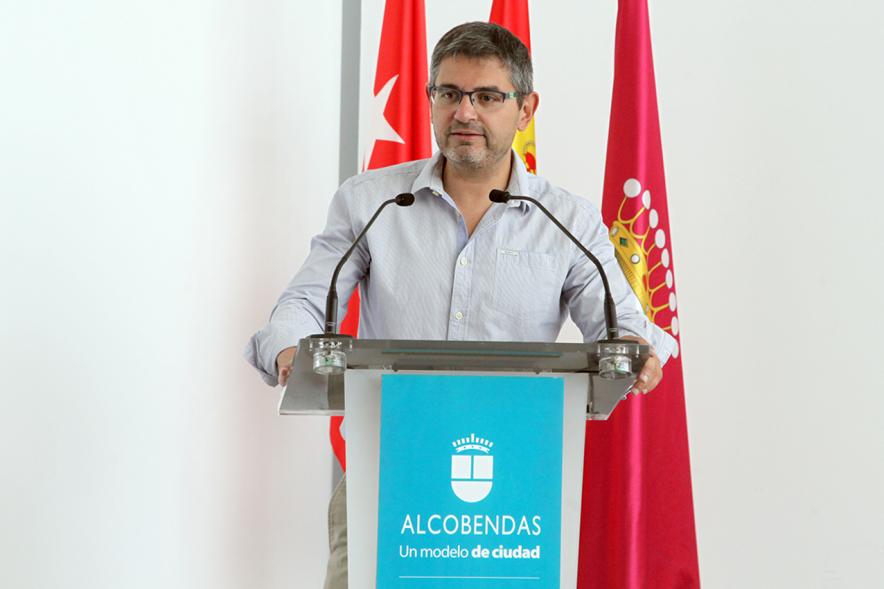 Entrega de reconocimientos VII edición Alcobendas Concilia y la VI edición Alcobendas Empresas por la Igualdad - Primer plano del alcalde Sánchez Acera en el atril.