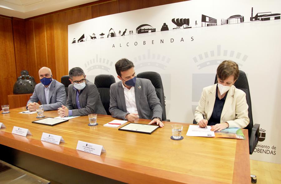 Encuentro con Embajadores Empresariales de Alcobendas -Primer plano de la mesa de autoridades y empresariales.