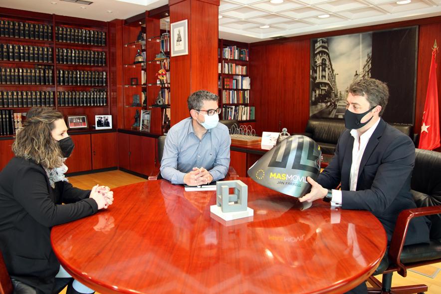 Alcalde Rafael Sánchez, concejala María Espín con Jan Farrell.