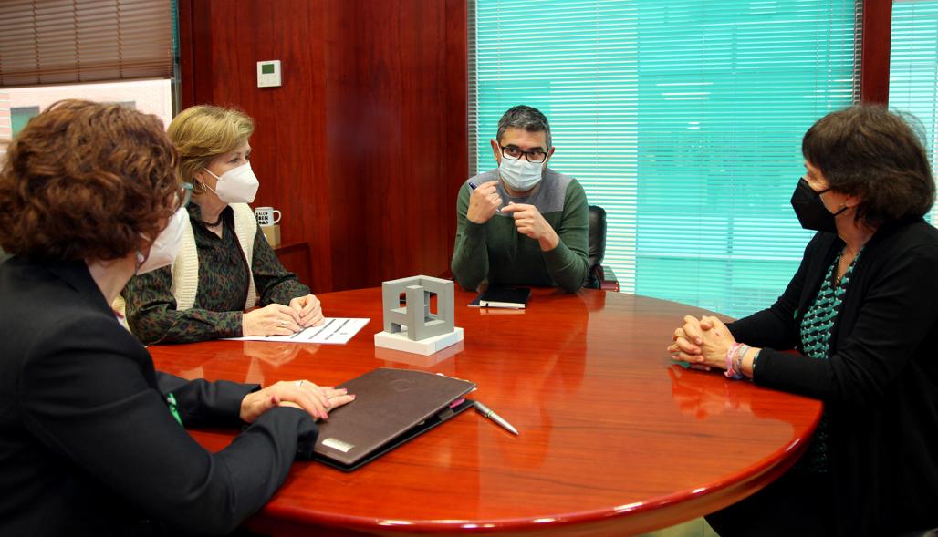 Representantes de las partes charlan durante la reunión