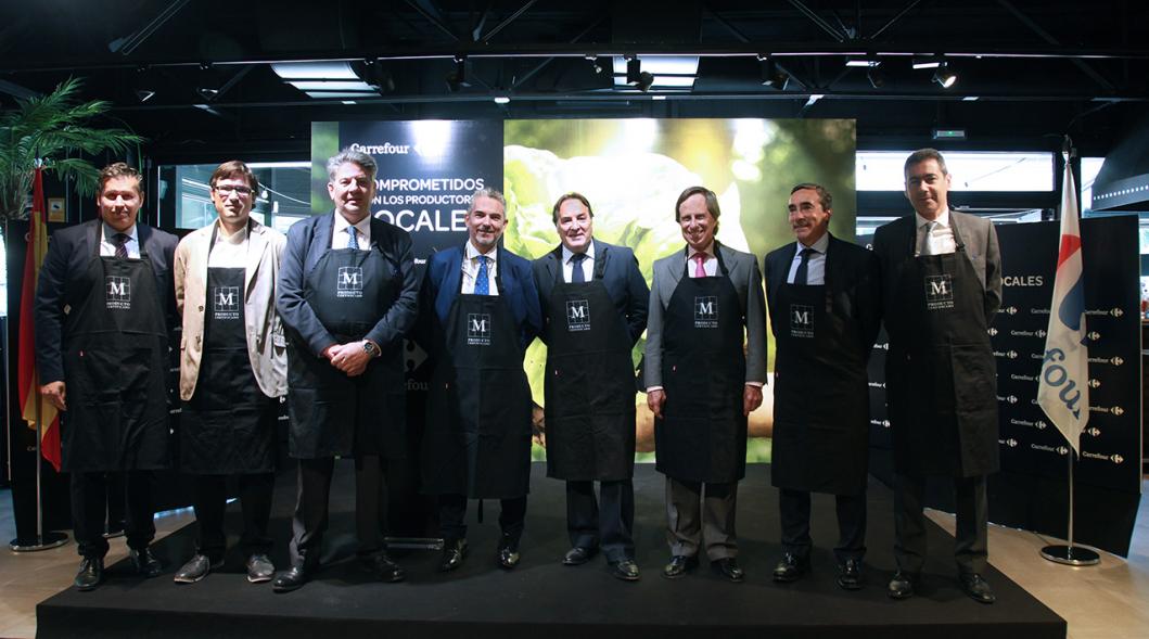 Inauguración Campaña de Alimentos de Madrid en Hipermercado Carrefour - Posado de las autoridades con delantal.