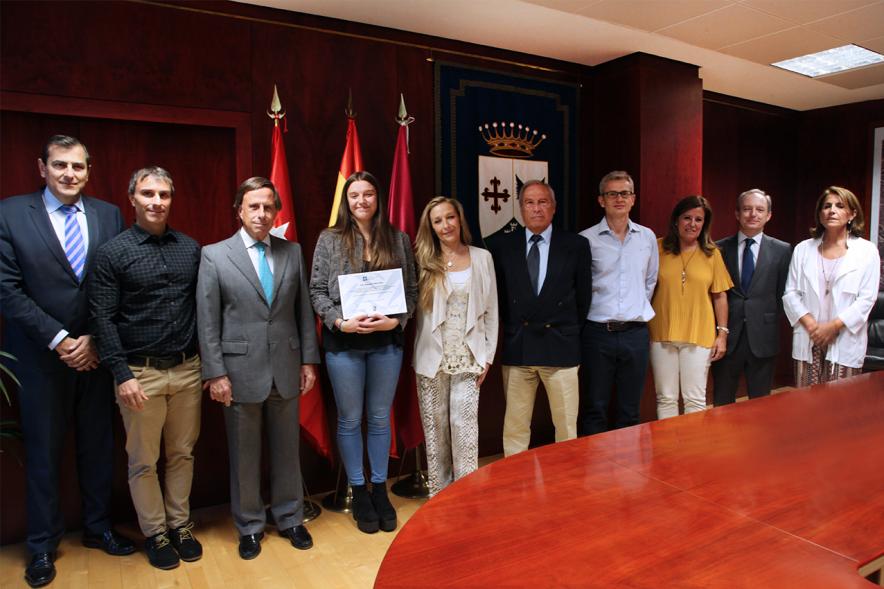 Recepción a Paola Elena Albert, alumna becada por la Universidad Francisco de Vitoria - Imagen la alumna premiada,Paola Elena Albert recibida por el alcalde García de Vinuesa y otras autoridades.
