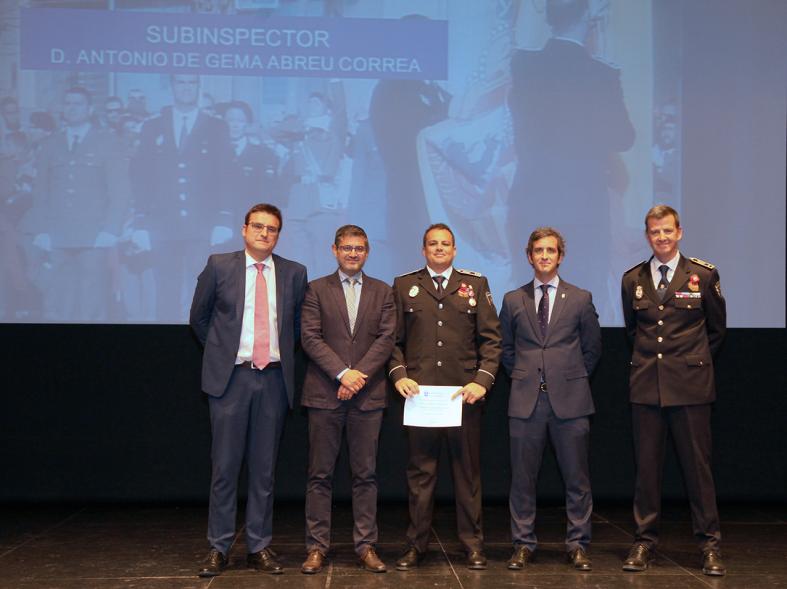 Alcalde Rafael Sanchez, Concejales Miguel Ángel Arranz, Aitor Retolaza, Maria Espin Autoridades y participantes. . Entrega de reconocimientos día de San Juan, patrón de la Policía Local - 2019