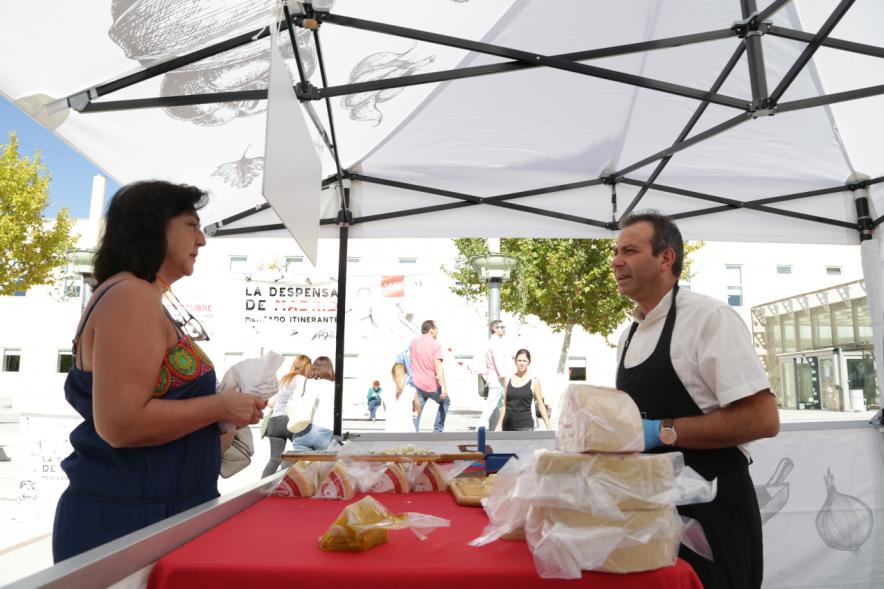 Puesto de quesos en el Mercado itinerante.