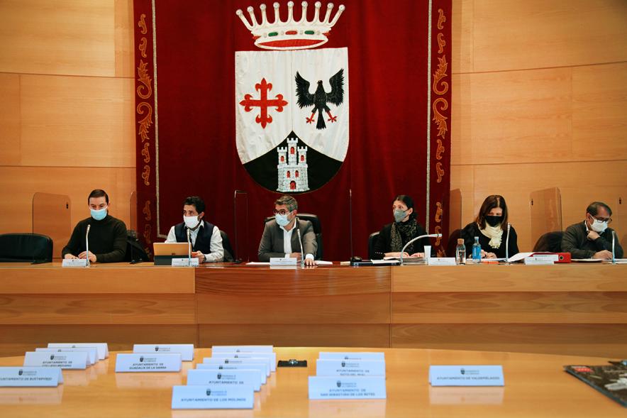 Asamblea de la Mancomunidad de municipios del Noroeste de Madrid - Imagen del  alcalde Rafael Sánchez y representantes del consistorio. 
